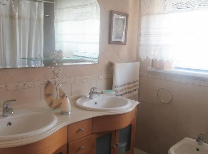 Maria Ines House בית הארחה 3*